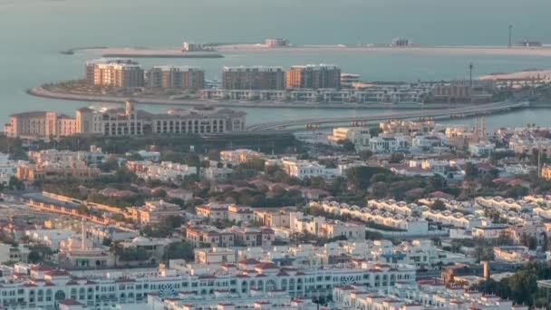 Luftaufnahme des Yachthafens Dubai mit Einkaufszentrum, Restaurants, Türmen und Yachten im Zeitraffer, vereinigte arabische Emirate. — Stockvideo