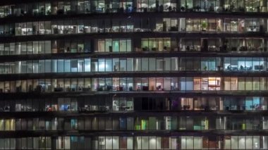 Cam duvarlar ve pencereler timelapse ile çok sayıda ofis ile cam ofis binasında çalışma gecesi