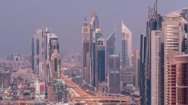 Luchtfoto toegangscode van Dubai Marina met shoping mall, restaurants, torens en jachten dag naar nacht timelapse, Verenigde Arabische Emiraten. — Stockvideo