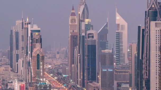 Luftaufnahme des Jachthafens von Dubai mit Einkaufszentrum, Restaurants, Türmen und Yachten im Zeitraffer von Tag zu Nacht, vereinigte arabische Emirate. — Stockvideo