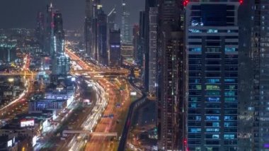 Geçen tekneler ve mesire gece timelapse, Dubai, Birleşik Arap Emirlikleri ile lüks Dubai Yat Limanı Kanal