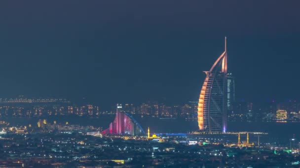 Vew aéreo de Dubai Marina com shopping center, restaurantes, torres e iates noite timelapse, Emirados Árabes Unidos . — Vídeo de Stock