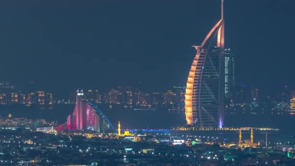 Vew aéreo de Dubai Marina com shopping center, restaurantes, torres e iates noite timelapse, Emirados Árabes Unidos . — Vídeo de Stock