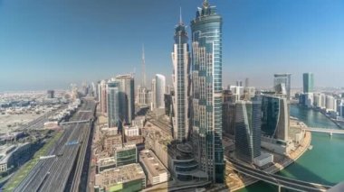 Gün batımından önce gökdelenler timelapse ile Dubais iş koyun un havadan silueti.