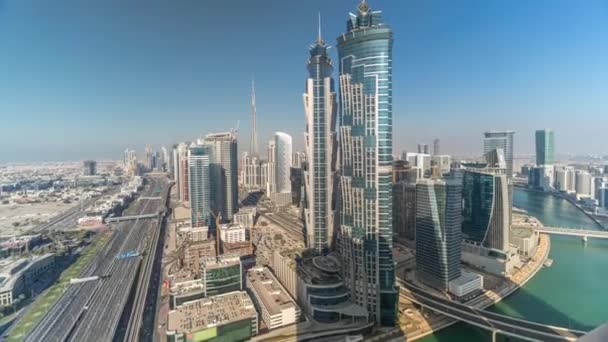 Vzdušný Panorama Dubais obchodní zátoky s mrakodrapy před západem slunce. — Stock video