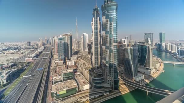 Bela vista aérea do Dubai Marina calçadão e canal com iates flutuantes e barcos antes do pôr do sol em Dubai, Emirados Árabes Unidos . — Vídeo de Stock