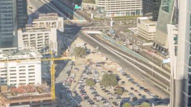 Geçen tekneler ve mesire timelapse, Dubai, Birleşik Arap Emirlikleri ile lüks Dubai Yat Limanı Kanal