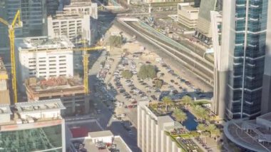 Geçen tekneler ve mesire timelapse, Dubai, Birleşik Arap Emirlikleri ile lüks Dubai Yat Limanı Kanal