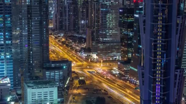 Luxe Dubai Marina canal avec des bateaux de passage et promenade nuit timelapse, Dubaï, Émirats arabes unis — Video