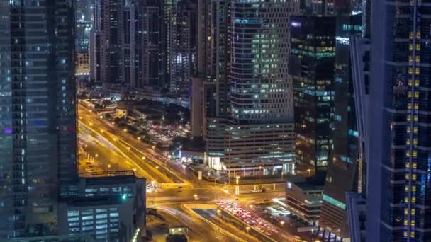 Luxe Dubai Marina kanaal met het passeren van boten en promenade nacht timelapse, Dubai, Verenigde Arabische Emiraten — Stockvideo