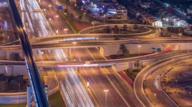 Geçen gece timelapse, Dubai, Birleşik Arap Emirlikleri için tekneler ve mesire gün ile lüks Dubai Yat Limanı kanal