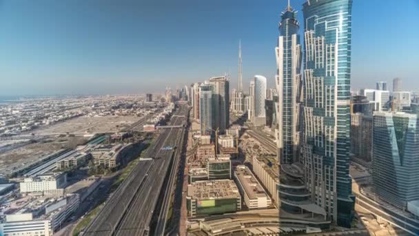 Hermosa vista aérea del paseo marítimo y el canal de Dubai Marina con yates flotantes y barcos antes del atardecer en Dubai, Emiratos Árabes Unidos . — Vídeos de Stock