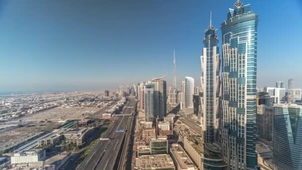 Hermosa vista aérea del paseo marítimo y el canal de Dubai Marina con yates flotantes y barcos antes del atardecer en Dubai, Emiratos Árabes Unidos . — Vídeos de Stock