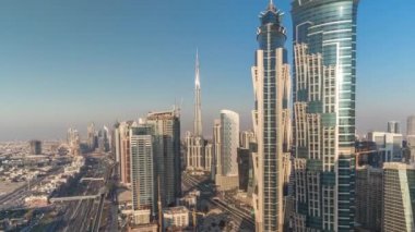 Geçen tekneler ve mesire timelapse, Dubai, Birleşik Arap Emirlikleri ile lüks Dubai Yat Limanı Kanal