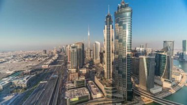 Dubai, Bae'de şeyh zayed yol timelapse modern gökdelenler ve trafik ile Sunset silueti.
