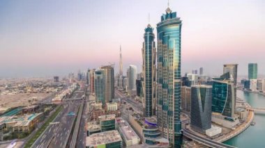 Dubai, Bae gece timelapse şeyh zayed yol gün üzerinde modern gökdelenler ve trafik ile Akşam silueti.