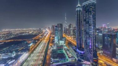 Dubai Yat Limanı mesire ve yüzen ile kanal güzel hava görünümünü yatlar ve gün batımından önce Dubai, BAE tekneler.