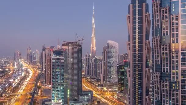 Mooie luchtfoto van Dubai Marina promenade en kanaal met drijvende jachten en boten voor zonsondergang in Dubai, Verenigde Arabische Emiraten. — Stockvideo