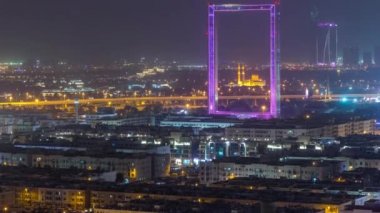 Dubai Frame Zabeel Mescidi camii ile gece timelapse aydınlatılmış.
