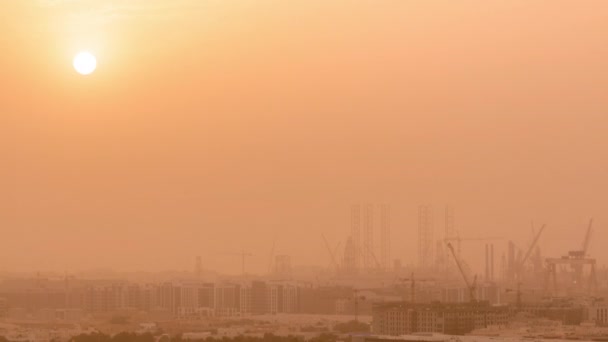 Ηλιοβασίλεμα κατά τη διάρκεια της αμμοθύελλας πάνω από το λιμάνι του Ντουμπάι. — Αρχείο Βίντεο