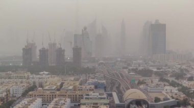 Kum fırtınası sırasında Dubai şehir manzarası gündüz gece timelapse
