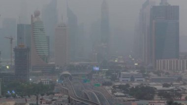 Kum fırtınası sırasında Dubai şehir manzarası gündüz gece timelapse