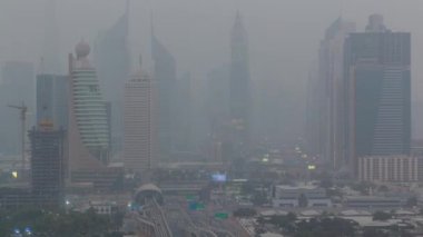 Kum fırtınası sırasında Dubai şehir manzarası gündüz gece timelapse