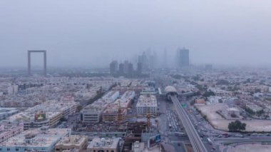 Kum fırtınası sırasında Dubai şehir manzarası gündüz gece timelapse