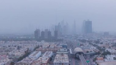 Kum fırtınası sırasında Dubai şehir manzarası gündüz gece timelapse