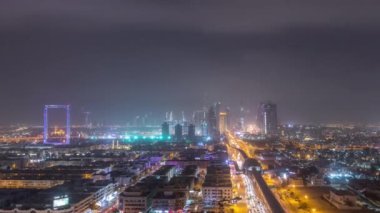 Kum fırtınası gece zaman atlamalı sırasında Dubai cityscape
