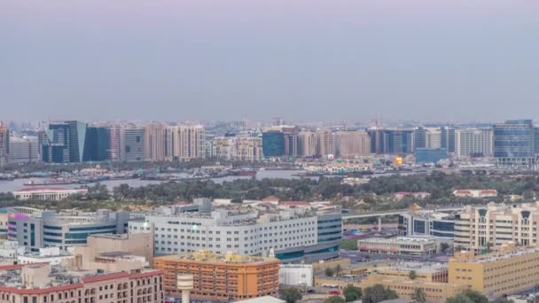 Deira nowoczesne i stare budynki kanał antenowy widok Dubai Creek dzień do nocy timelapse. — Wideo stockowe