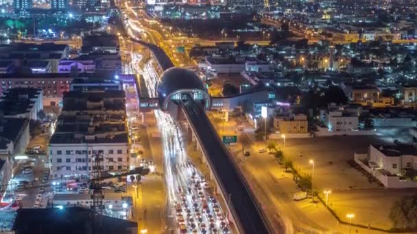 Estación de metro y tráfico en la carretera nocturna timelapse. Vista aérea desde la parte superior del edificio . — Vídeos de Stock