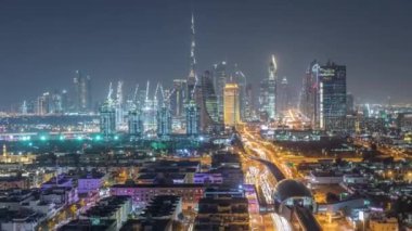 Güzel şehir merkezi ışıkları ve Sheikh Zayed karayolu trafik gece timelapse, Dubai, Birleşik Arap Emirlikleri ile Dubai silueti
