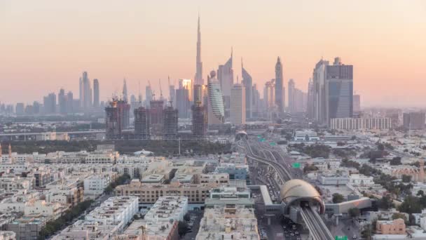 Güzel şehir merkezi ışıkları ve Sheikh Zayed yol trafik timelapse, Dubai, Birleşik Arap Emirlikleri ile gün batımından sonra Dubai silueti — Stok video