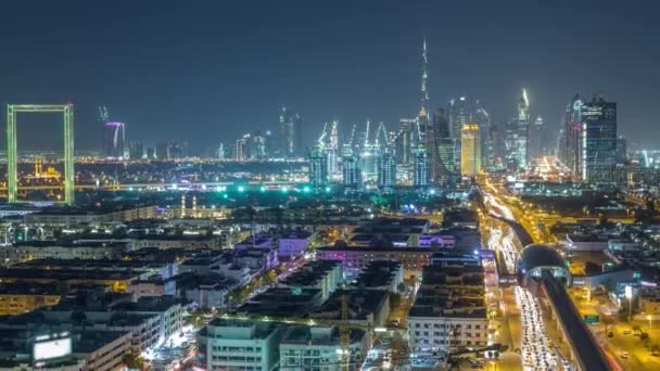 Dubai skyline con hermosas luces del centro de la ciudad y Sheikh Zayed tráfico por carretera noche timelapse, Dubai, Emiratos Árabes Unidos — Vídeos de Stock