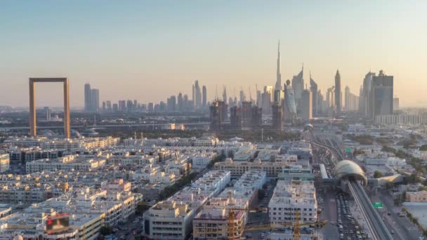 Dubai skyline después de la puesta del sol con hermosas luces del centro de la ciudad y Sheikh Zayed timelapse tráfico por carretera, Dubai, Emiratos Árabes Unidos — Vídeos de Stock