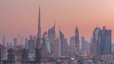 Güzel şehir merkezi ışıkları ve Sheikh Zayed yol trafik timelapse, Dubai, Birleşik Arap Emirlikleri ile gün batımından sonra Dubai silueti