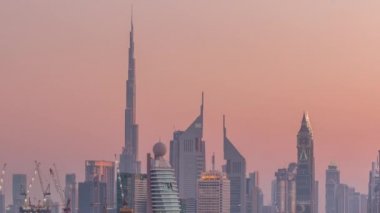 Güzel şehir merkezi ışıkları ve Sheikh Zayed yol trafik timelapse, Dubai, Birleşik Arap Emirlikleri ile gün batımından sonra Dubai silueti