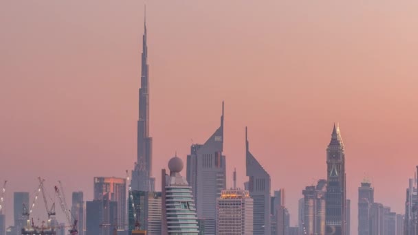 Güzel şehir merkezi ışıkları ve Sheikh Zayed yol trafik timelapse, Dubai, Birleşik Arap Emirlikleri ile gün batımından sonra Dubai silueti — Stok video