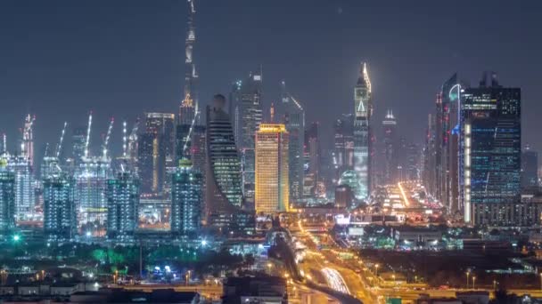 Skyline van Dubai met prachtige lichten van het stadscentrum en Sheikh Zayed Road Traffic Night timelapse, Dubai, Verenigde Arabische Emiraten — Stockvideo