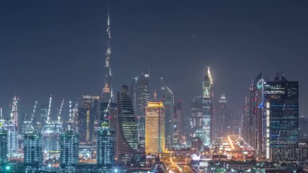 Dubai Skyline mit schönen Lichtern im Stadtzentrum und Scheich Zayed Straßenverkehr Nacht Zeitraffer, Dubai, Vereinigte Arabische Emirate — Stockvideo