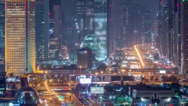 Dubai Skyline mit schönen Lichtern im Stadtzentrum und Scheich Zayed Straßenverkehr Nacht Zeitraffer, Dubai, Vereinigte Arabische Emirate — Stockvideo