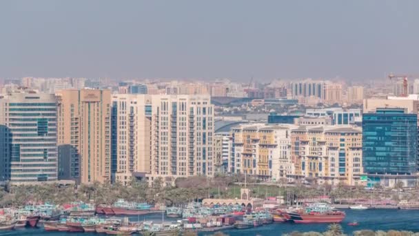 Flygvy över grannskapet Deira med typiska byggnader Timelapse, Dubai, Förenade Arabemiraten — Stockvideo