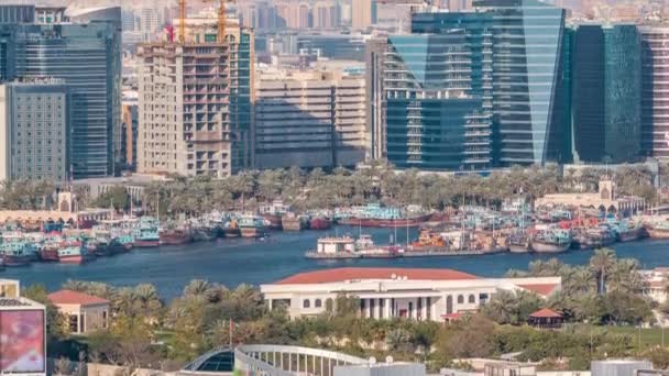 전형적인 건물 타임랩스, 두바이, 아랍 에미리트와 이웃 데이라의 공중 보기 — 비디오