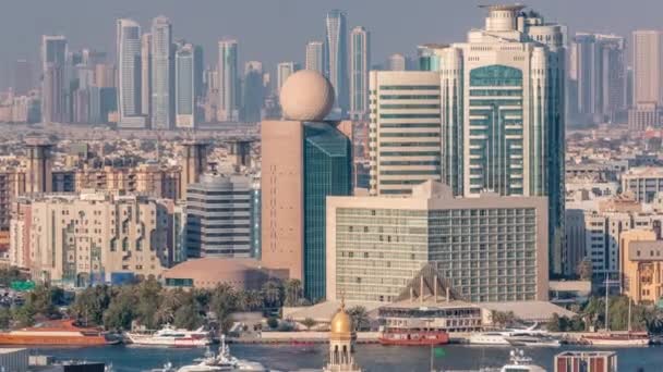 Widok z lotu ptaka na dzielnicę Deira z typowymi budynkami timelapse, Dubaj, Zjednoczone Emiraty Arabskie — Wideo stockowe