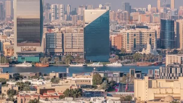 Widok z lotu ptaka na dzielnicę Deira z typowymi budynkami timelapse, Dubaj, Zjednoczone Emiraty Arabskie — Wideo stockowe