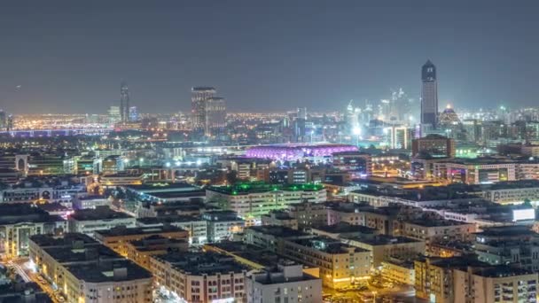 Vista aérea do bairro Deira com edifícios típicos noite timelapse, Dubai, Emirados Árabes Unidos — Vídeo de Stock