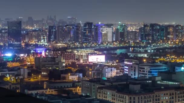 Widok z lotu ptaka na dzielnicę Deira z typowymi budynkami nocnymi timelapse, Dubaj, Zjednoczone Emiraty Arabskie — Wideo stockowe