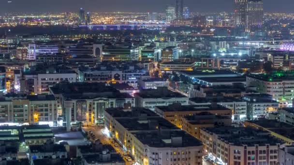 Vista aérea do bairro Deira com edifícios típicos noite timelapse, Dubai, Emirados Árabes Unidos — Vídeo de Stock