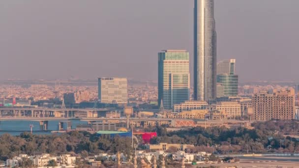 Gün batımında festival şehri ile Dubai Creek ve Garhoud Köprüsü havadan görünümü — Stok video